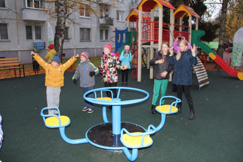 Две обновленные детские площадки открыли в поселке Новый