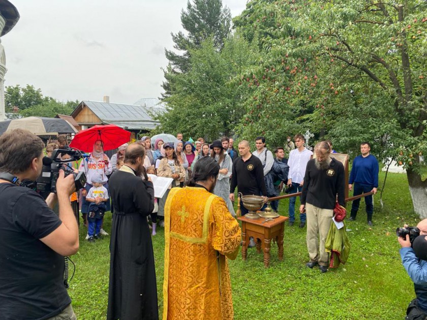Пешим паломничеством отметили в Красногорске день рождества святителя Николая
