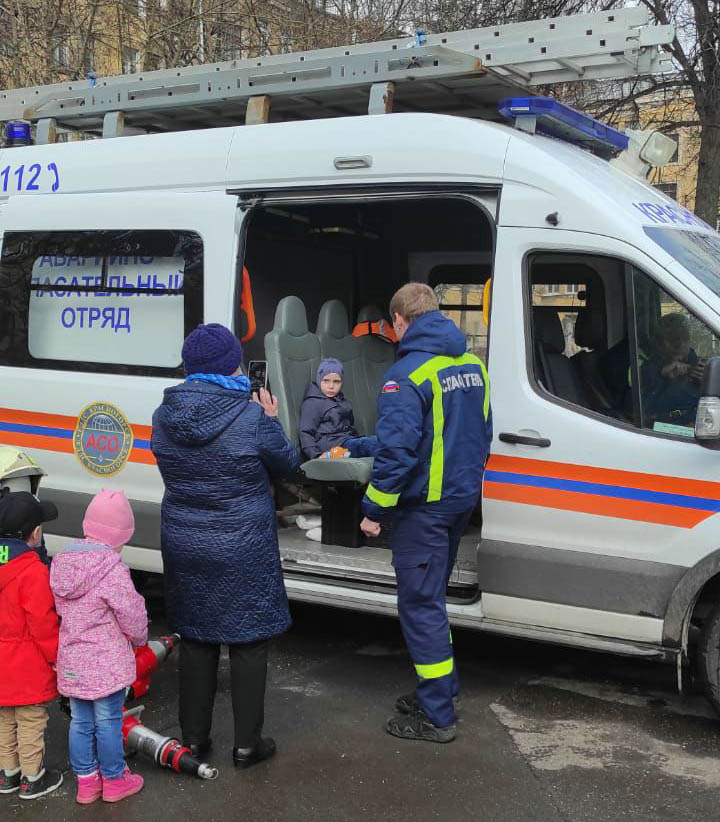 Спасатели МКУ «ЕДДС Красногорск» провели ознакомительное занятие с воспитанниками детского сада № 32