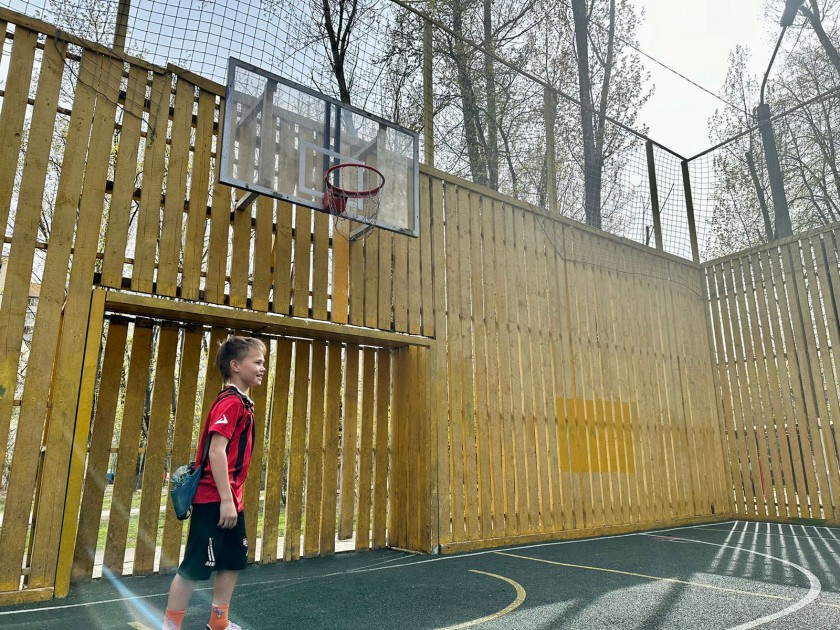 Новые кольца для игры в баскетбол установили на спортивной площадке на улице Вокзальной по обращениям местных жителей