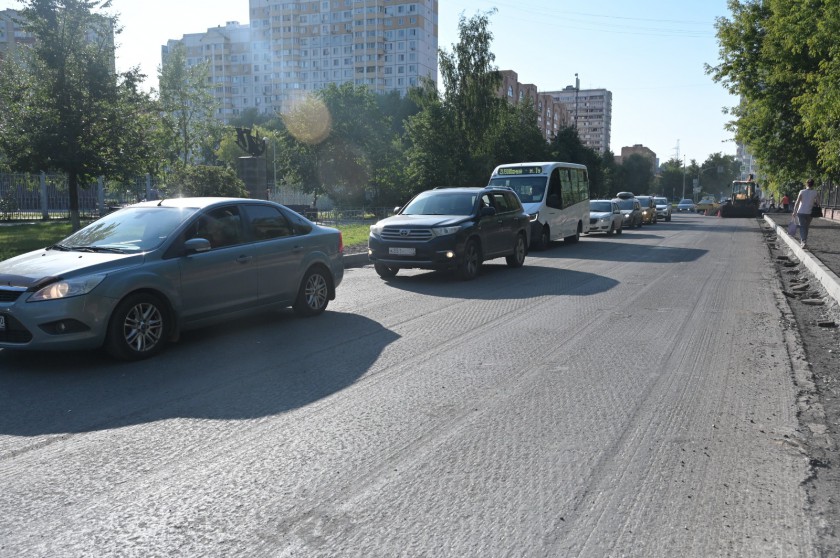 На улице Заводской расширяют участок дороги