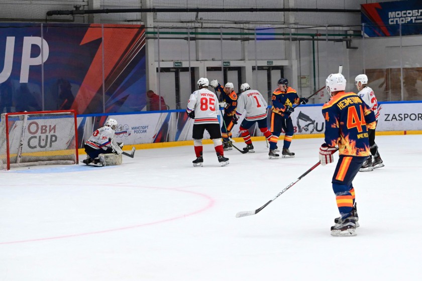 Хоккеисты «МЧС России» обыграли команду Правительства Московской области в Красногорске