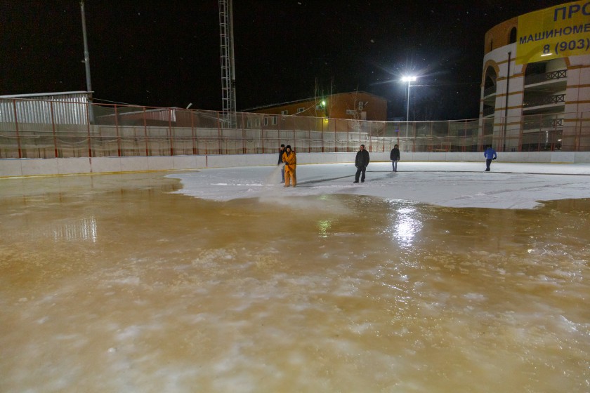 В Красногорске залили самую большую хоккейную площадку