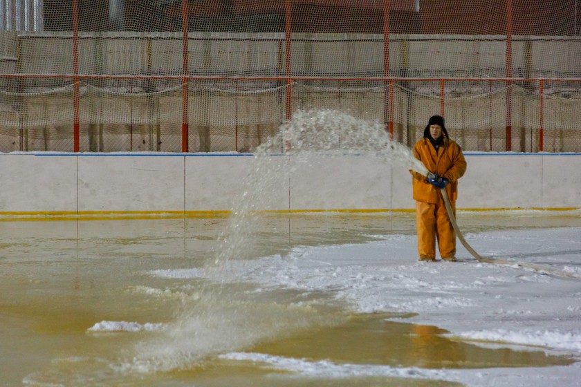 В Красногорске залили самую большую хоккейную площадку