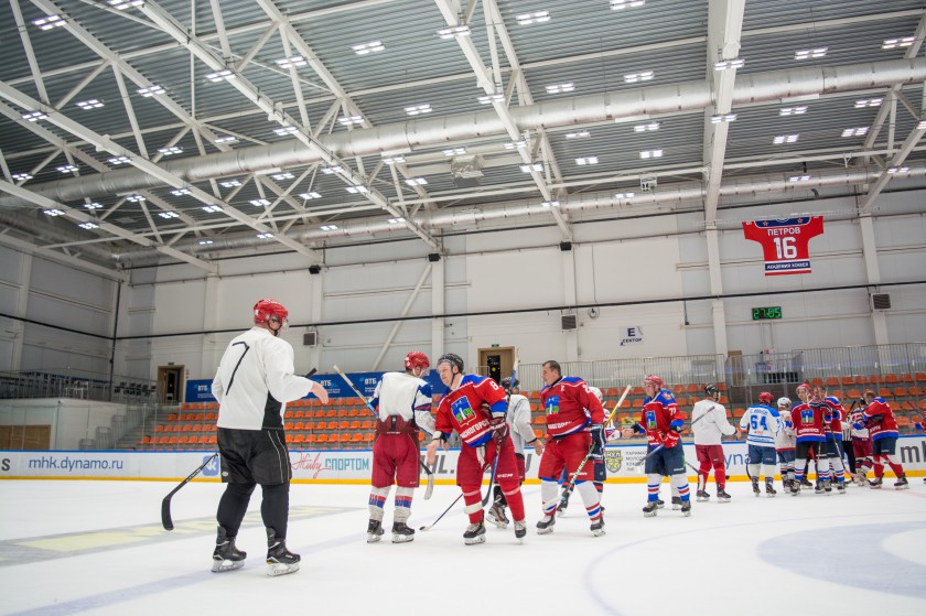 Представители администрации и бизнес-сообщества Красногорска сыграли в хоккей