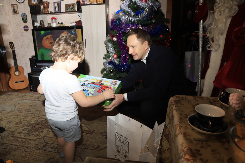 В преддверии Нового года Дмитрий Волков навестил семью мобилизованного красногорца