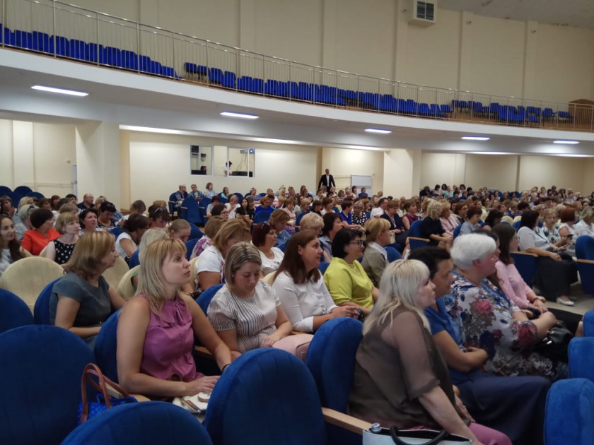 Более 500 учителей приняли участие в окружной педагогической конференции