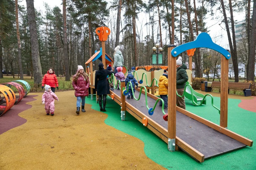 Обновленную детскую площадку открыли в Сказочном