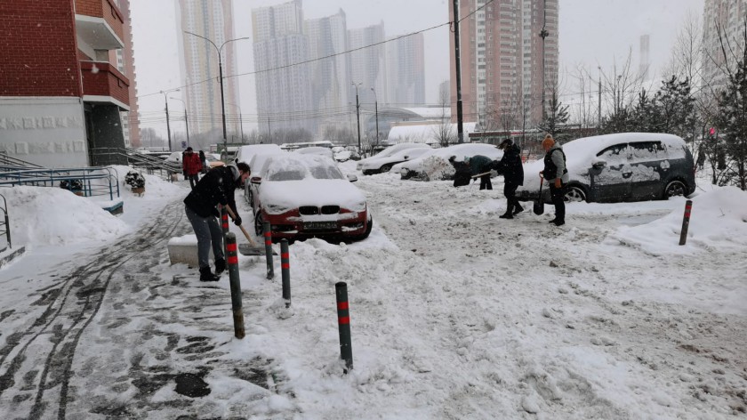 Свыше 1,5 тысяч кубометров снега собрали и вывезли в Красногорске за минувшие выходные
