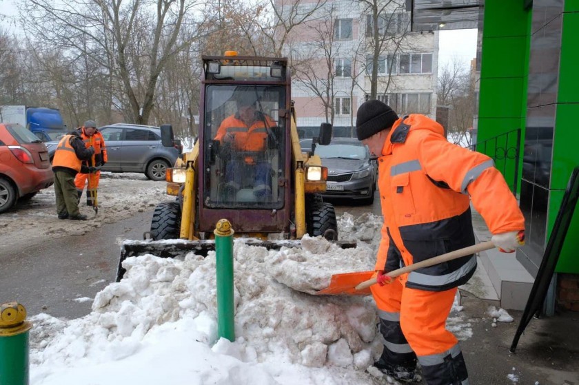 Более 100 единиц техники вышло на уборку снега в Красногорске