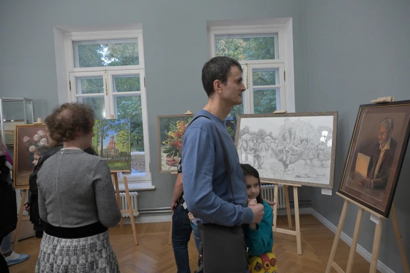 В комплексе усадьбы «Знаменское-Губайлово» открылась выставка «Сияние красок»