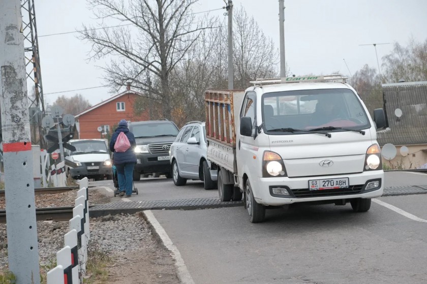 Красногорским автомобилистам напомнили правила переезда железнодорожных путей