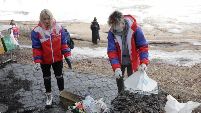 Красногорские волонтеры провели субботник на берегу реки Банька