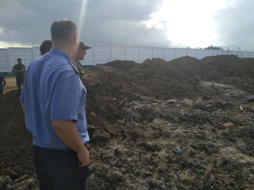 Против свалок: Радий Хабиров поручил убрать навалы мусора с дороги в Николо-Урюпино