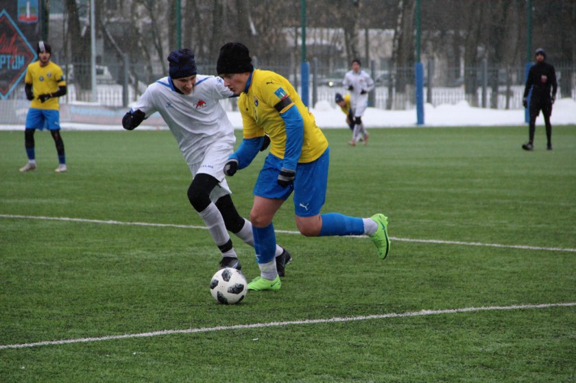 На стадионе "Машиностроитель" в выходные стартовал зимний турнир по футболу "RED WINTER CUP 2022"