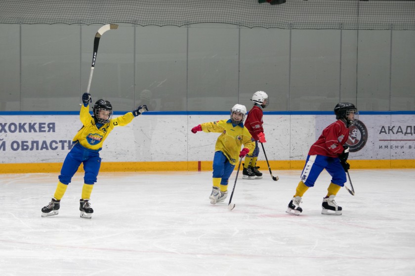 Красногорские спортсменки стали лучшими в турнире по хоккею с мячом