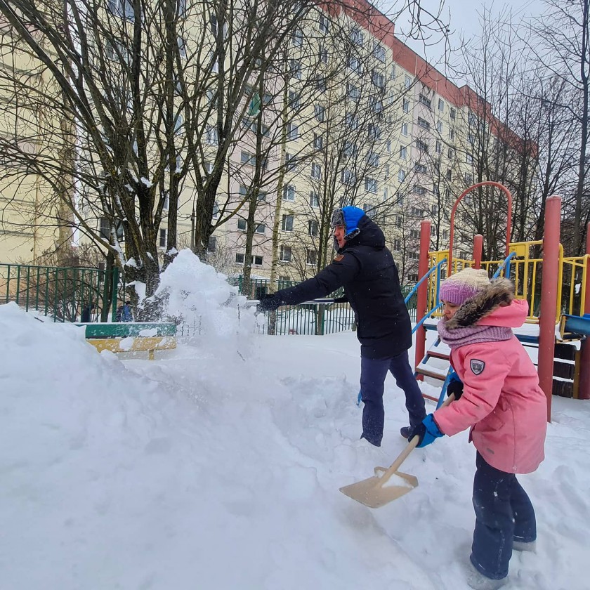 Родители и педагоги расчистили территории школ и детских садов от снега