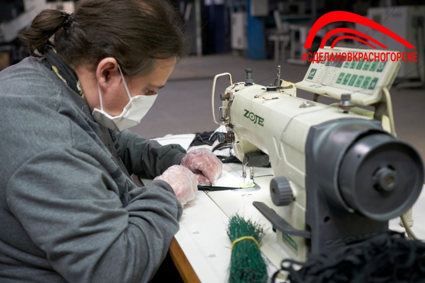 Обувная фабрика перепрофилировала производство для пошива защитных масок в Красногорске