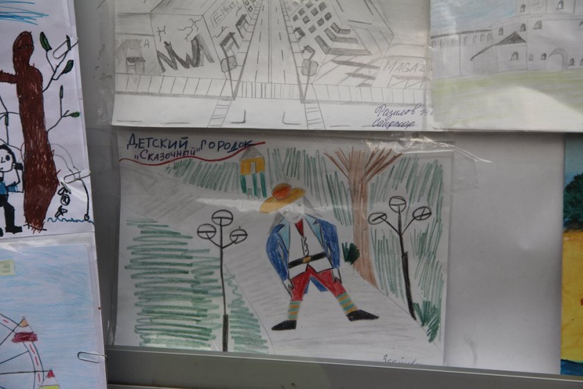 Во дворе Красногорска прошла выставка детских рисунков