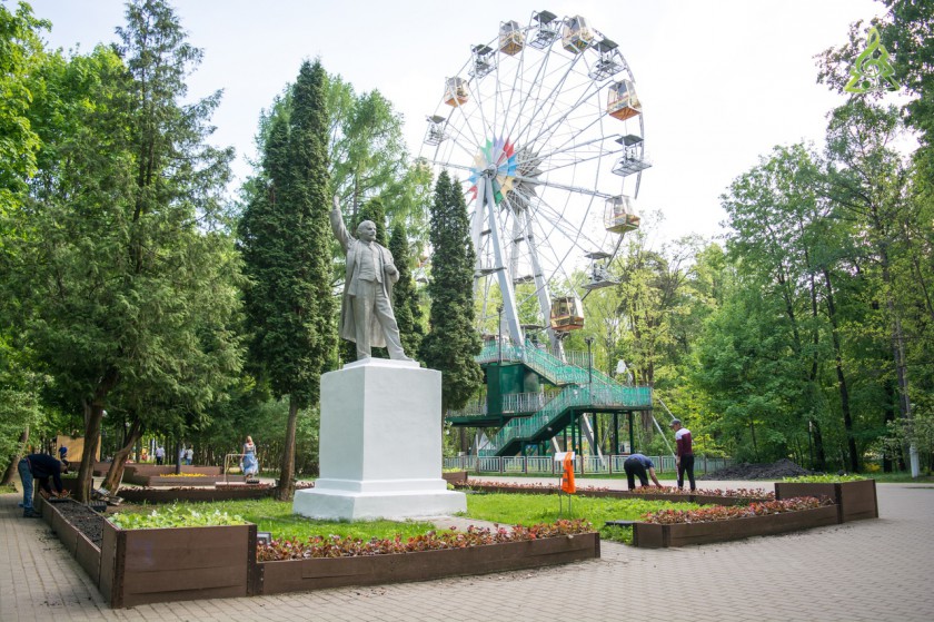 Высадка цветов началась в парках Красногорска