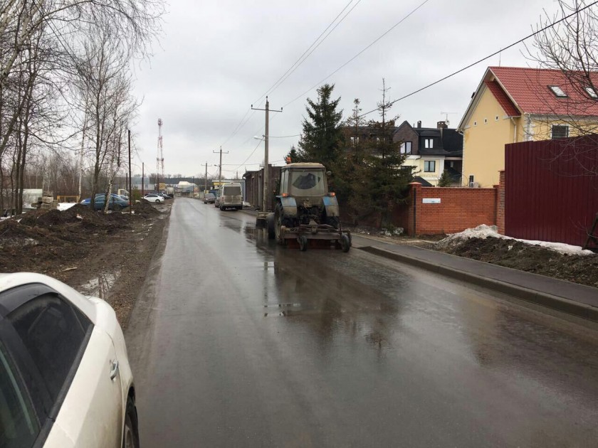 В городском округе началась уборка автодорог и ямочный ремонт