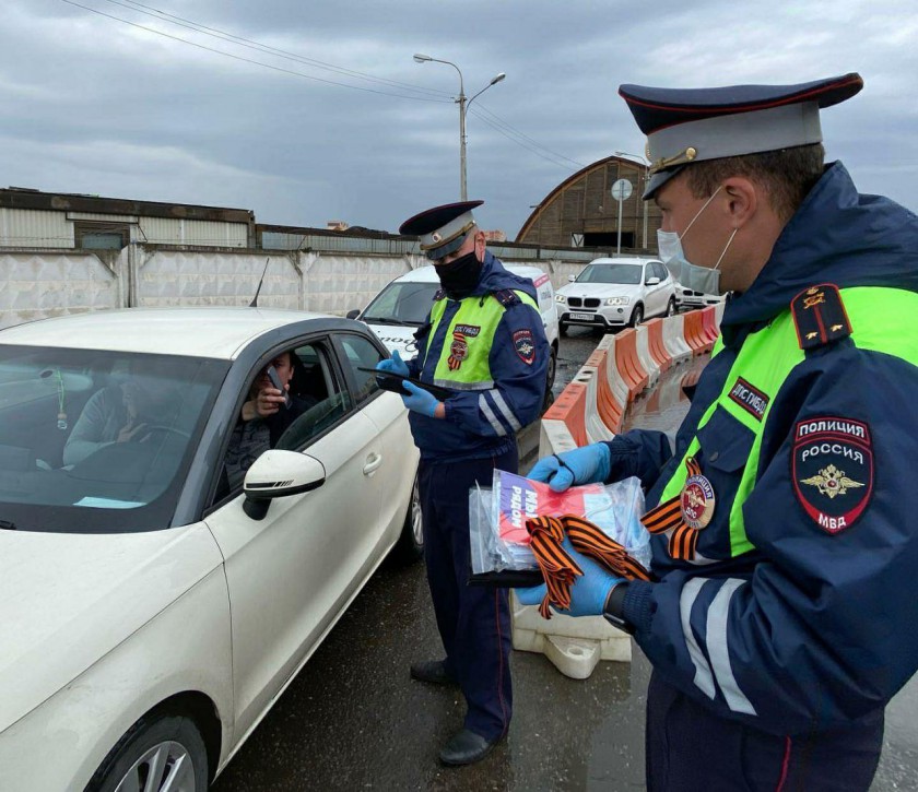 Красногорские автоинспекторы вручили водителям маски и Георгиевские ленты