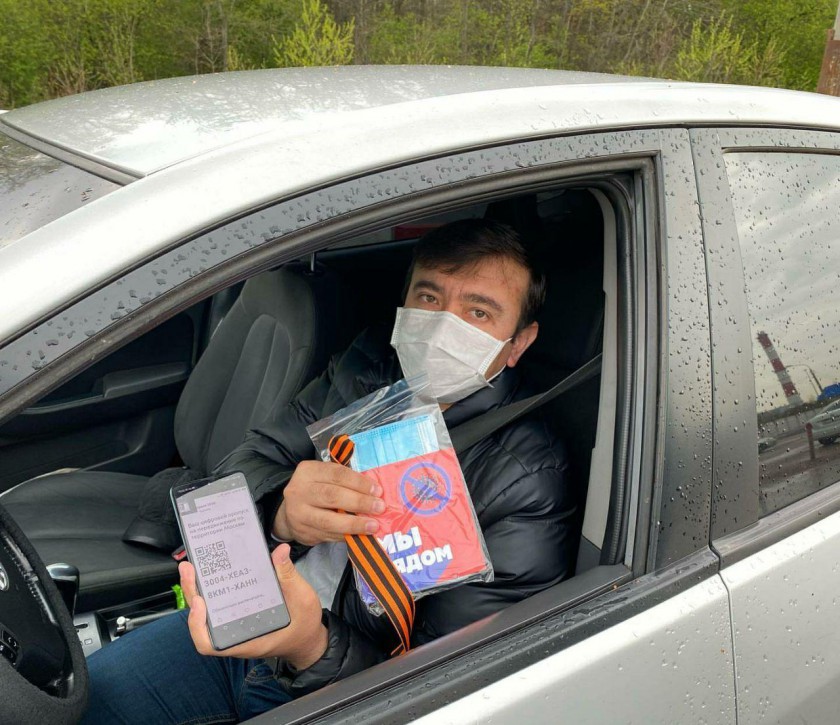 Красногорские автоинспекторы вручили водителям маски и Георгиевские ленты