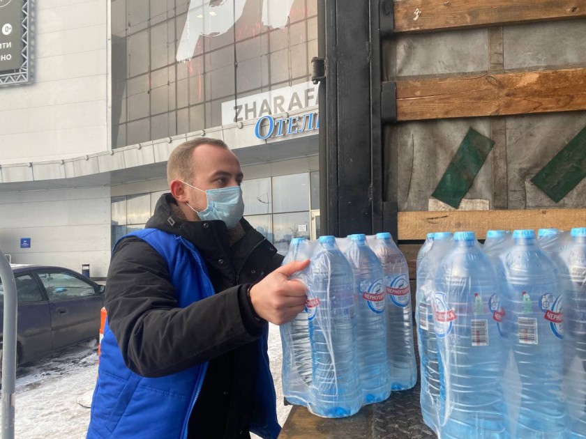 Почти 14 тысяч бутылок питьевой воды передали партийцы в ковидные центры Красногорска