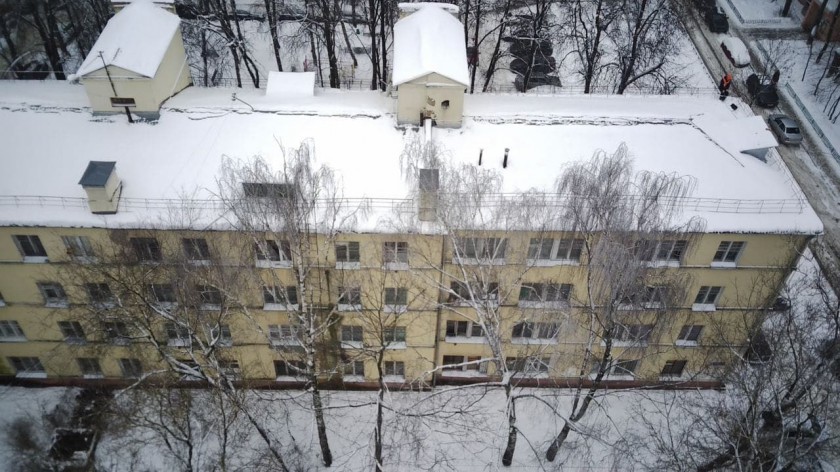 Крыши домов Красногорска чистят от снега и сосулек