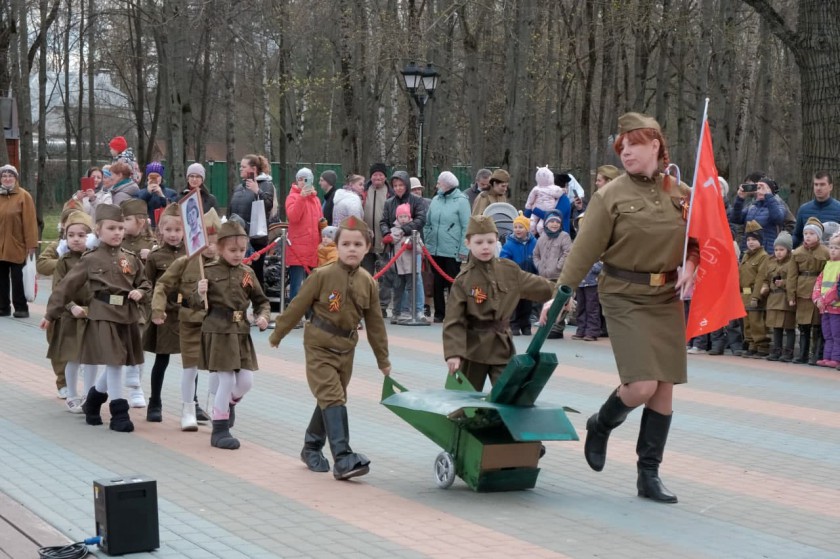 Маленькие красногорцы провели военный парад