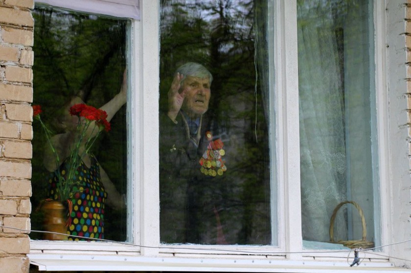 Красногорских ветеранов в День Победы поздравили во дворах их домов