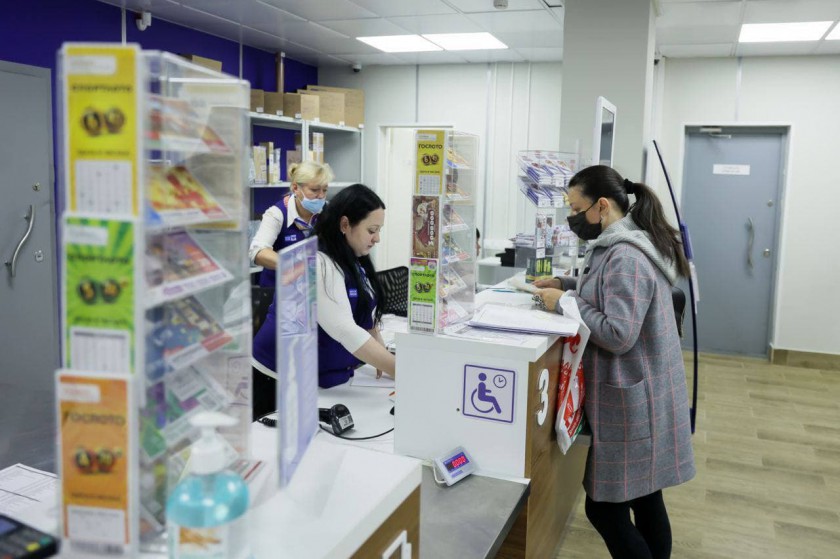 Губернатор Подмосковья проверил работу обновленного почтового отделения в Красногорске