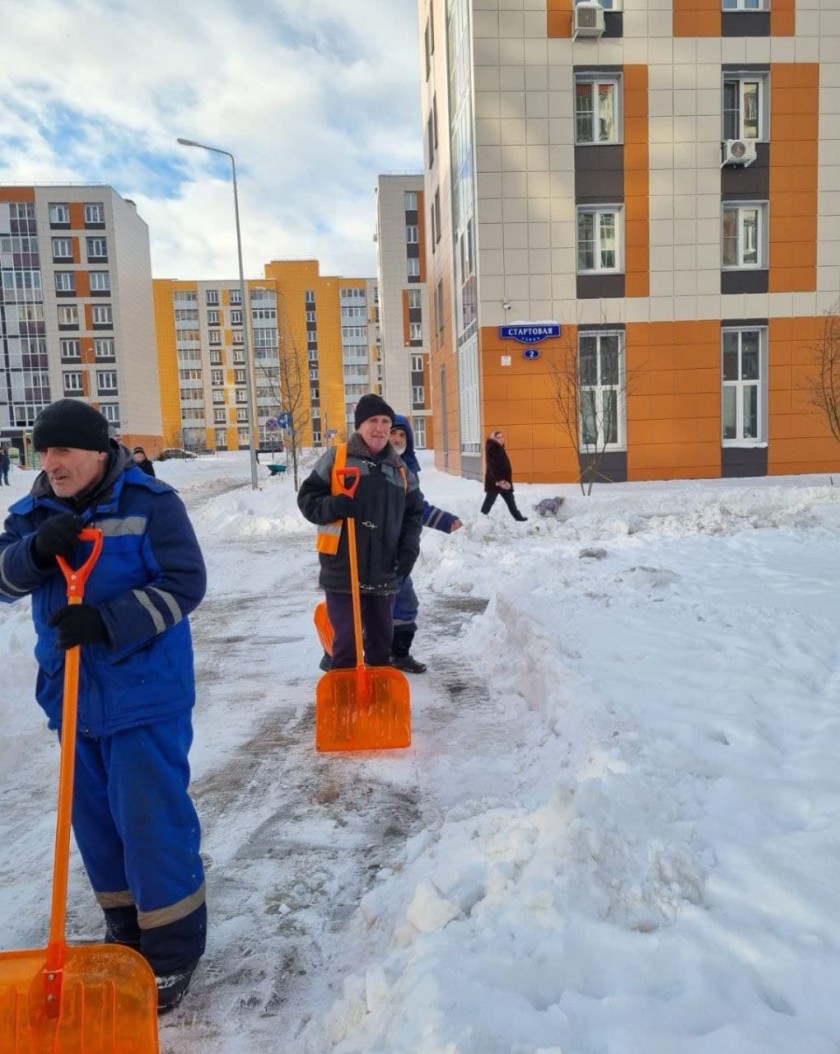 Более тысячи дворников наводят порядок в Красногорске