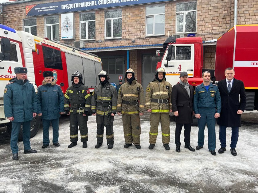 Депутаты Сергей Колунов и Роман Володин вручили сертификат для пожарной части Красногорска