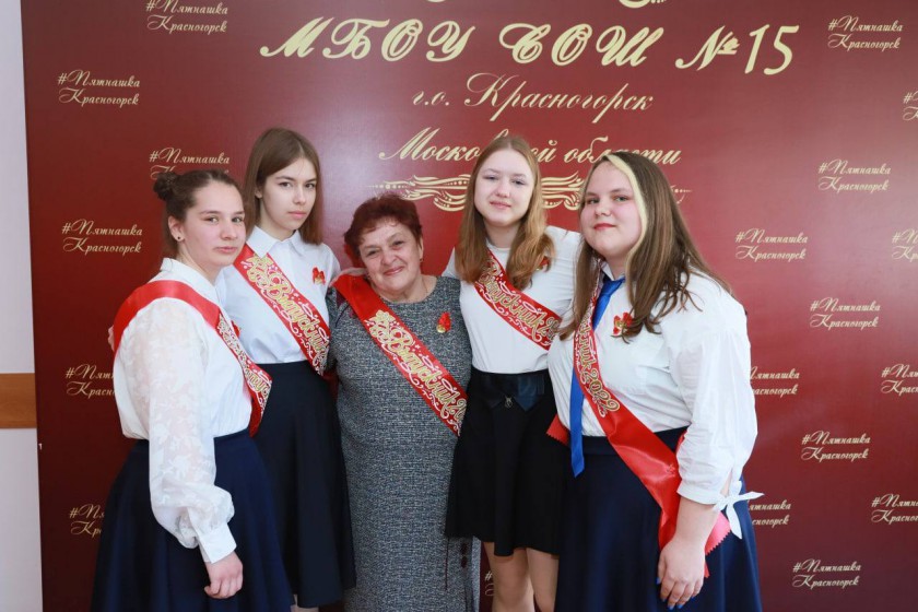 Дмитрий Волков поздравил выпускников СОШ №15 с последним звонком