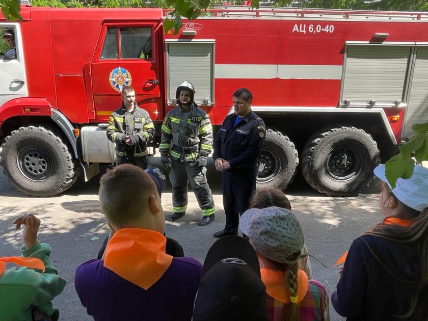 Пожарные Мособлпожспаса провели урок безопасности в дневном лагере школы №3 в Красногорске