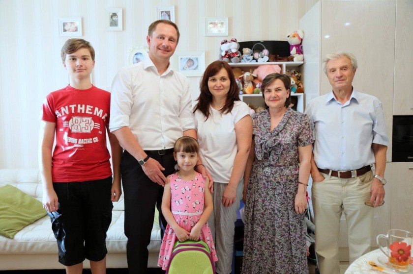 Дмитрий Волков подарил первокласснице рюкзак со всем необходимым для школы