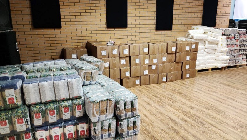 Пять тонн гуманитарной помощи для переселенцев передала компания «Оникс»