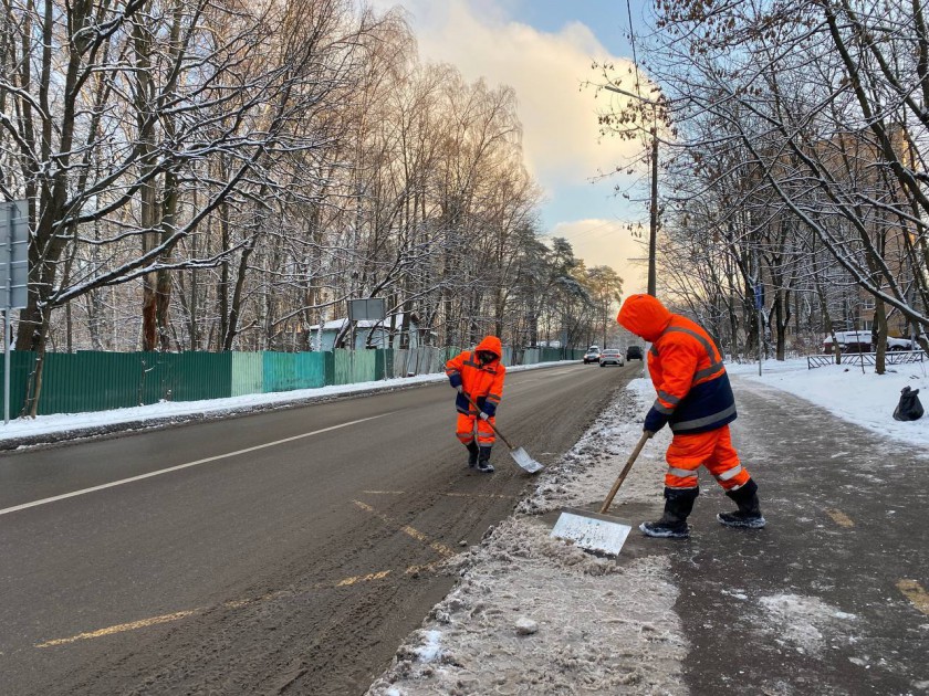 Более 1000 рабочих и 147 единиц техники вышли на борьбу с последствиями снегопада в Красногорске