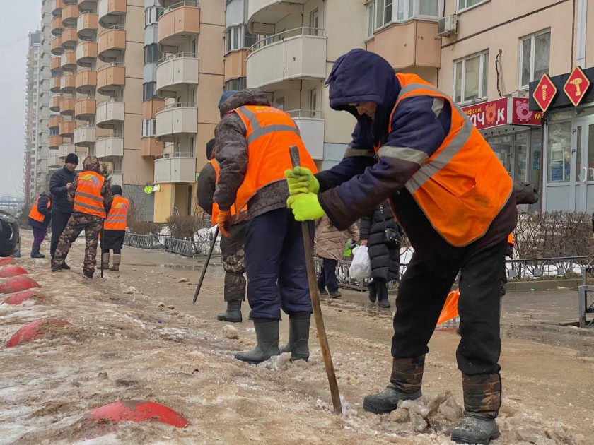 В Красногорске продолжаются работы по уборке наледи