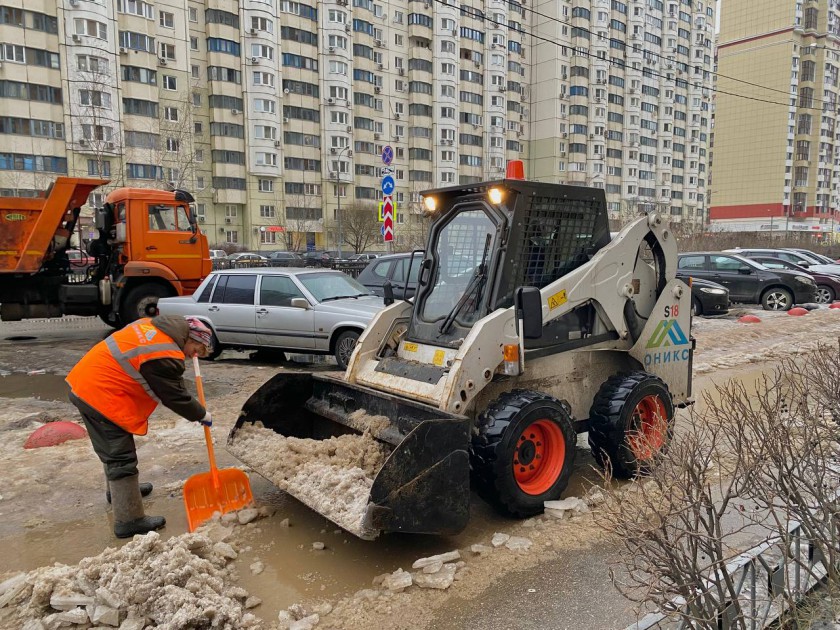 В Красногорске продолжаются работы по уборке наледи