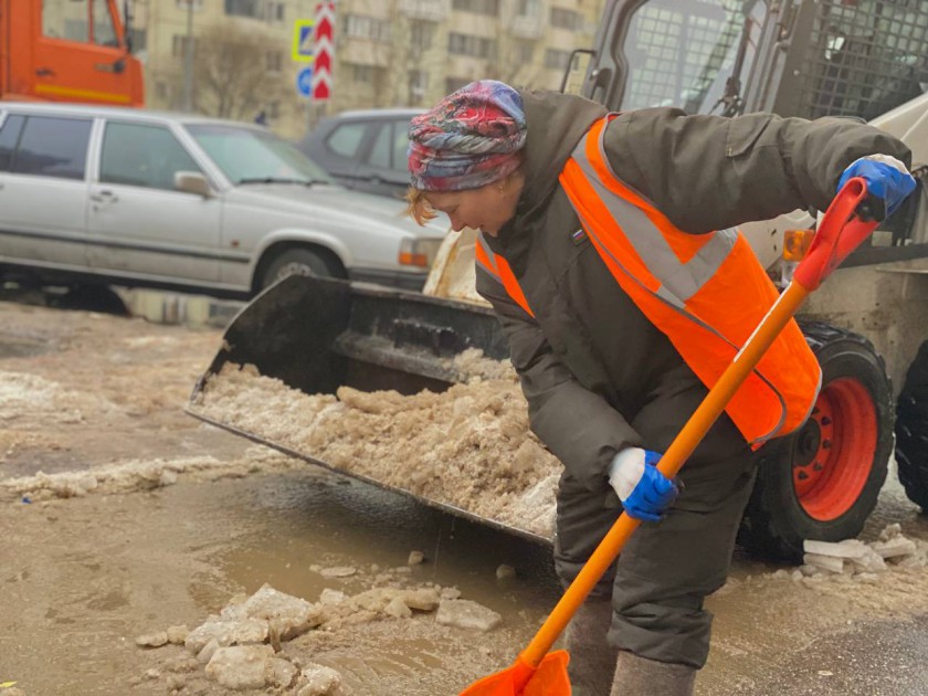 В Красногорске продолжаются работы по уборке наледи