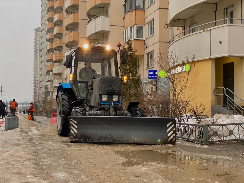 В Красногорске продолжаются работы по уборке наледи