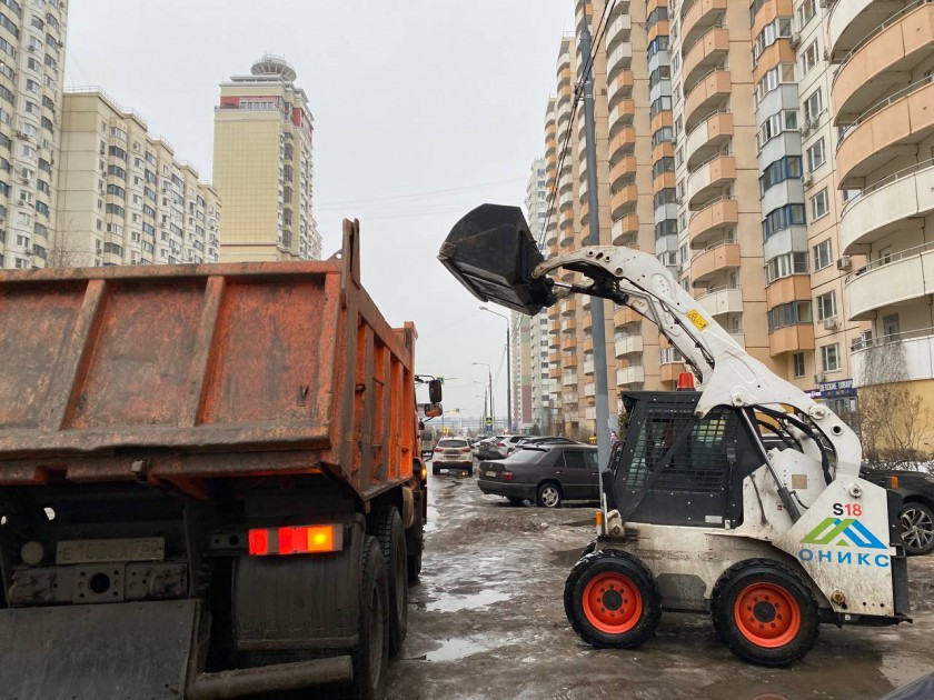 В Красногорске продолжаются работы по уборке наледи