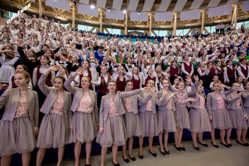 Хор "Алые паруса" выступил на торжественной церемонии открытия смены в "Орленке"