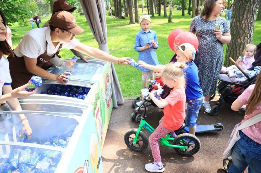 Для посетителей детского городка "Сказочный" устроили сладкий праздник в Красногорске