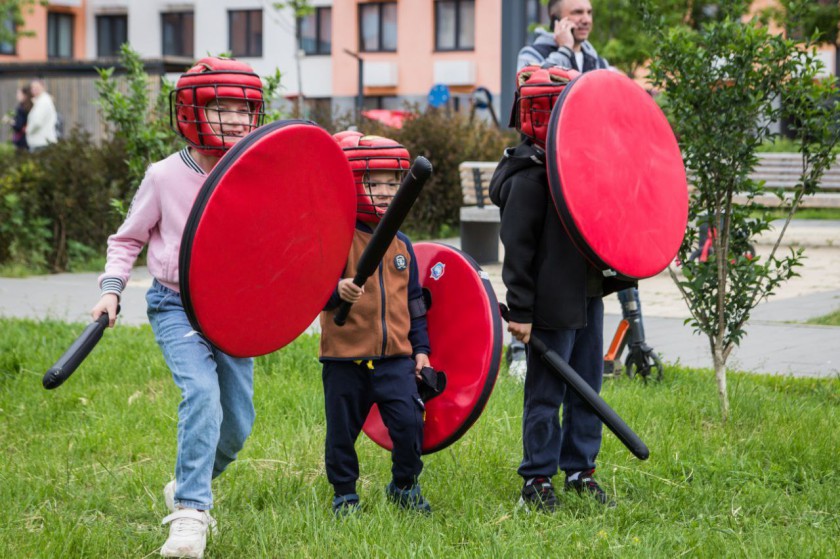 Лазертаг, спортивные активности и рыцарский турнир ждали детей ЖК "Ильинские луга" в прошедшие выходные