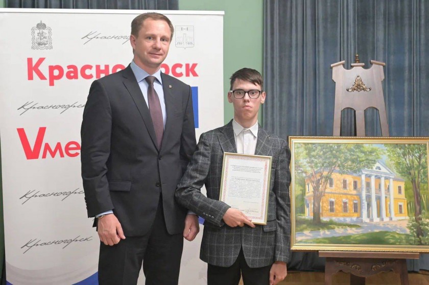 Дмитрий Волков вручил шести детям-сиротам сертификаты на приобретение жилья