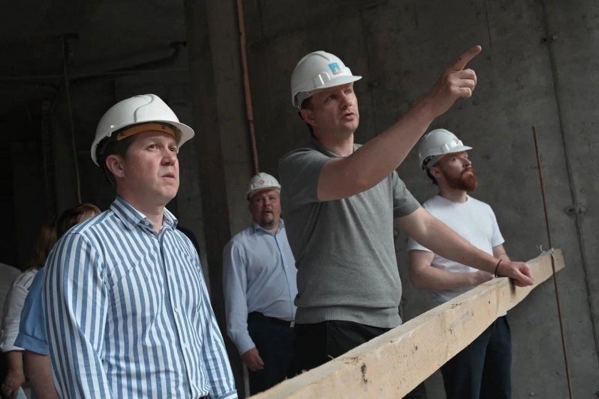 Дмитрий Волков проверил ход строительства школы в Отраде