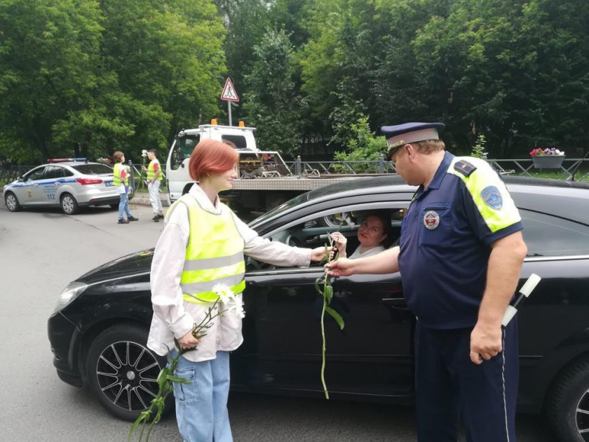 В Красногорске волонтеры раздали ромашки автомобилистам